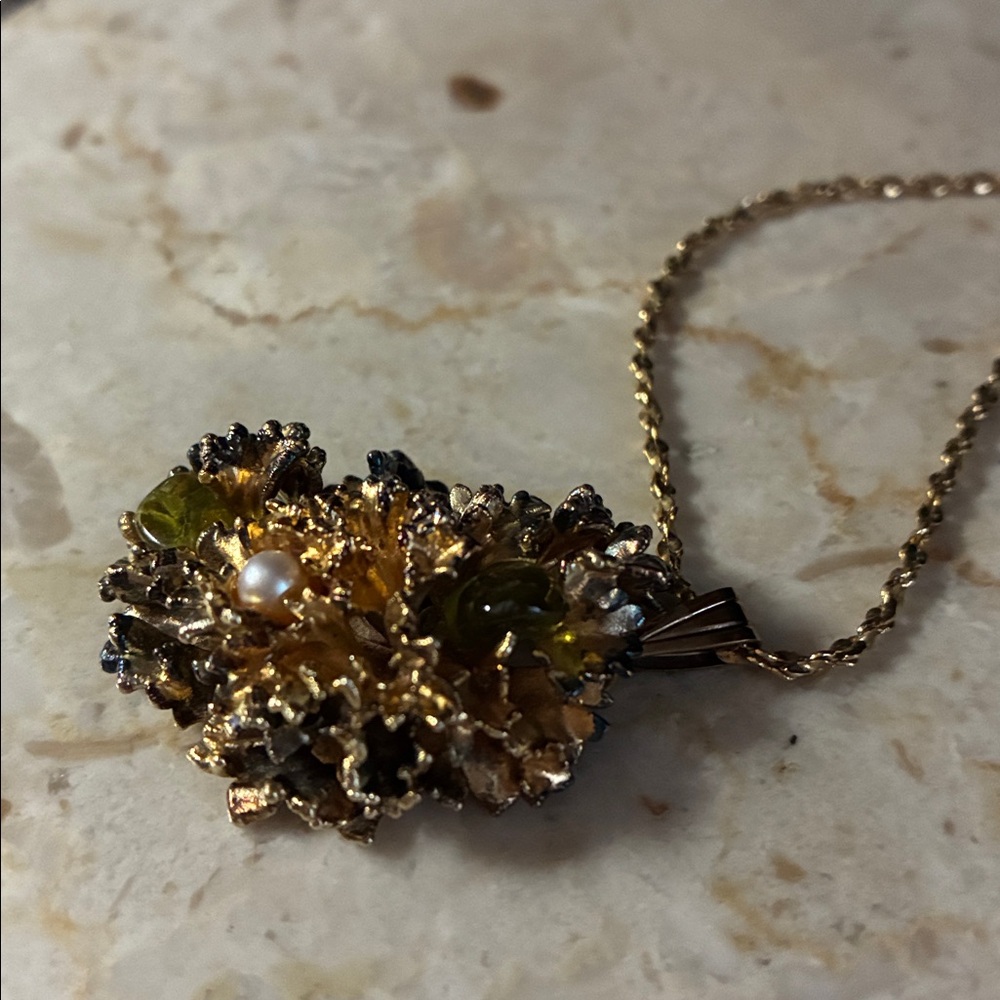 Handcrafted in Hawaii
Elegant Gold tone  and Green stone Jewelry Set -